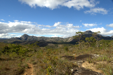 O Pico e o vilarejo Santo Antônio do Itambé - Estado do Minas Gerais