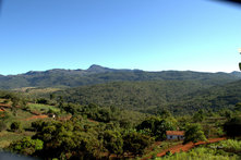 O Pico e o vilarejo Santo Antônio do Itambé - Estado do Minas Gerais