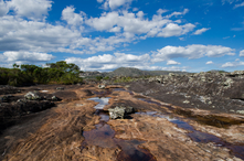 O Pico e o vilarejo Santo Antônio do Itambé - Estado do Minas Gerais