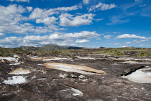 O Pico e o vilarejo Santo Antônio do Itambé - Estado do Minas Gerais