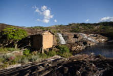 O Pico e o vilarejo Santo Antônio do Itambé - Estado do Minas Gerais