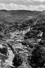 O Pico e o vilarejo Santo Antônio do Itambé - Estado do Minas Gerais