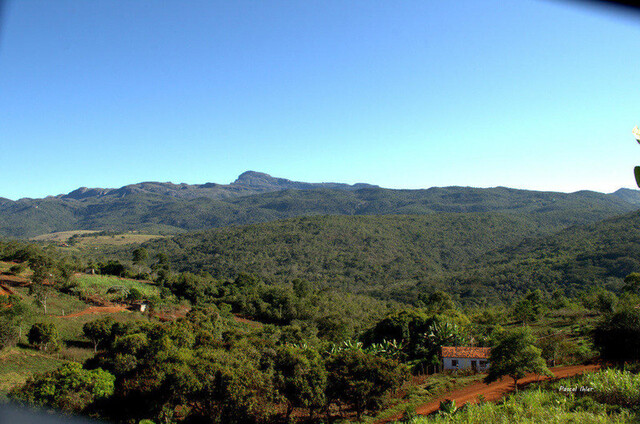 O Pico de Itambé e o vilarejo Milho Verde e seus arredorores