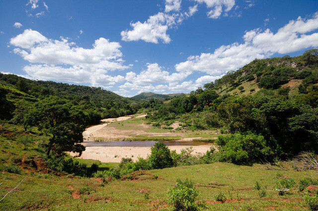 O Pico de Itambé e o vilarejo Milho Verde e seus arredorores